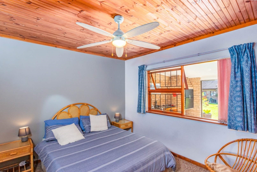 To Let 4 Bedroom Property for Rent in Brenton On Lake Western Cape
